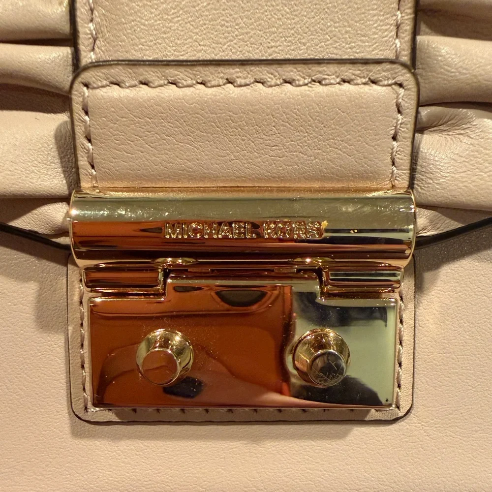 Michael Kors Slone Ruffle Light Pink Handbag with Gold Chain - Picture 2 of 10